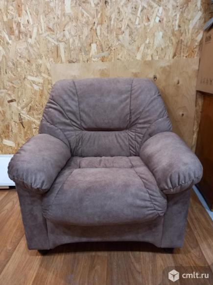 Мягкий диван и кресло. Фото 6.