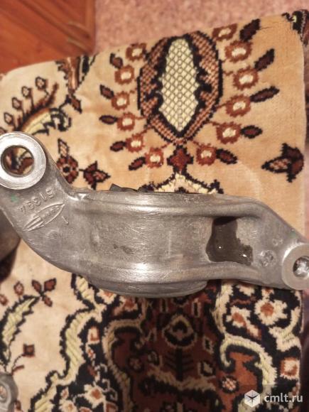 Сайлентблок переднего нижнего рычага, левый 51396SMGE05. Фото 1.