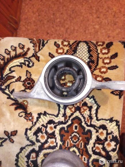 Сайлентблок переднего нижнего рычага, левый 51396SMGE05. Фото 2.