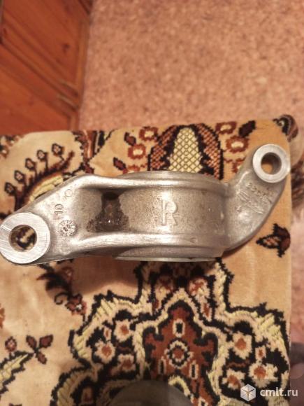 Сайлентблок переднего нижнего рычага, правый 51395SMGE05. Фото 1.