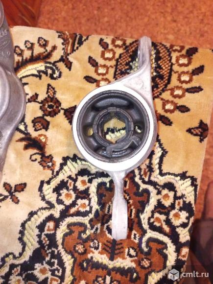 Сайлентблок переднего нижнего рычага, правый 51395SMGE05. Фото 2.