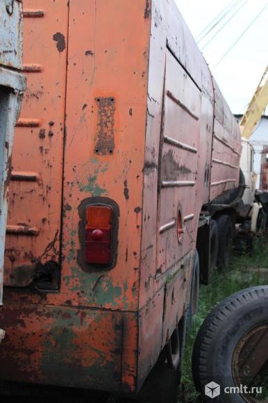 Полуприцеп-цистерна для перевозки светлых нефтепродуктов и для заправки авиатехники керосином. Фото 3.