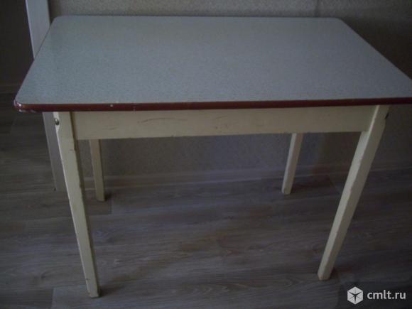 Стол советский из дерева с ящиком. Фото 1.