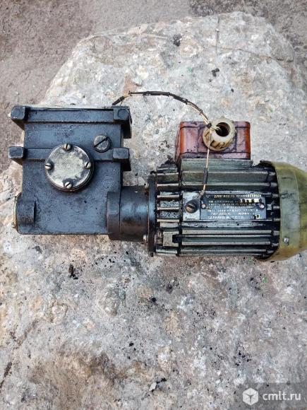 Двигатель синхронный 220/380v. Фото 1.