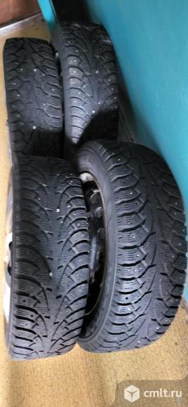 Зимние колеса с дисками в отличном состоянии, оригинальные колпаки в подарок. Фото 1.