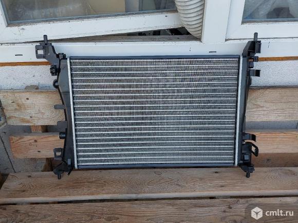 Опель Корса Д 2010- Радиатор охлаждения 1300339