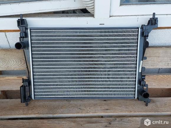 Опель Корса Д 2010- Радиатор охлаждения 1300339