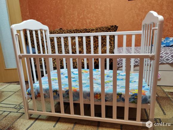 Детская кроватка с маятником. Фото 1.