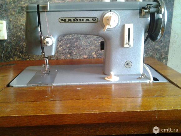 Швейная машина «Чайка 2» с электрическим приводом и тумбой