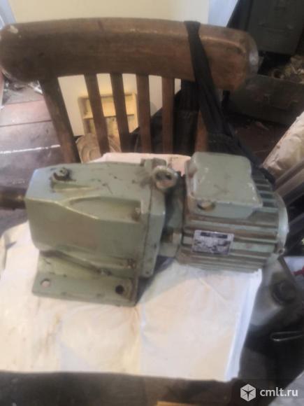 Мотор редуктор ГДР G100 0,75 кВт. диаметр вала 32. Фото 1.