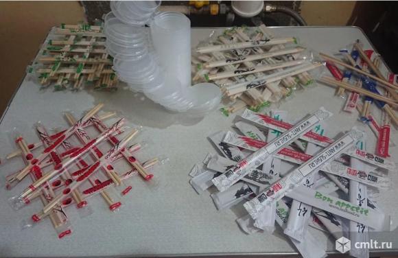 Бамбуковые палочки и соусники с верхним закрытием. Фото 1.