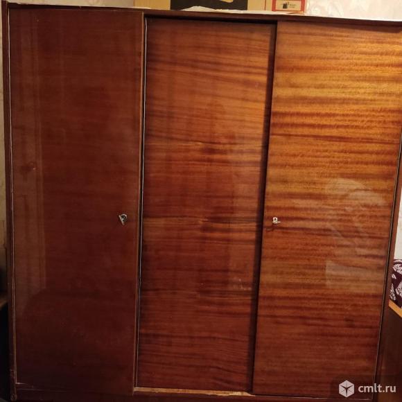 Шкаф трехстворчатый производство СССР. Фото 1.