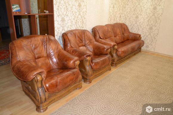 Кожаный диван и 2 кресла. Фото 10.