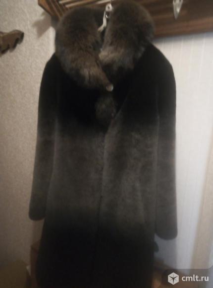 Полушубок из мутона, длинный, воротник песец, все в тон, р. Фото 1.