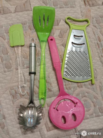 Лопатки, терка, шумовка металлическая. Фото 1.