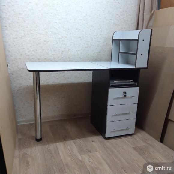 Маникюрный стол с выкатной полкой. Фото 4.