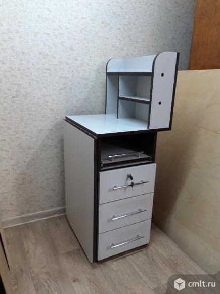 Маникюрный стол с выкатной полкой. Фото 1.