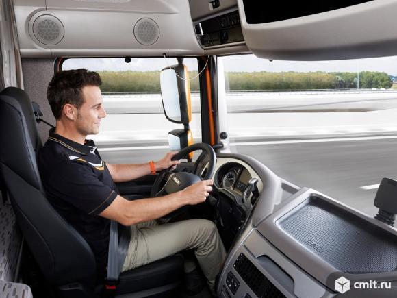 водитель курьер. водитель категории е. водитель самосвала. водитель за рулем грузовика. водитель кат с.