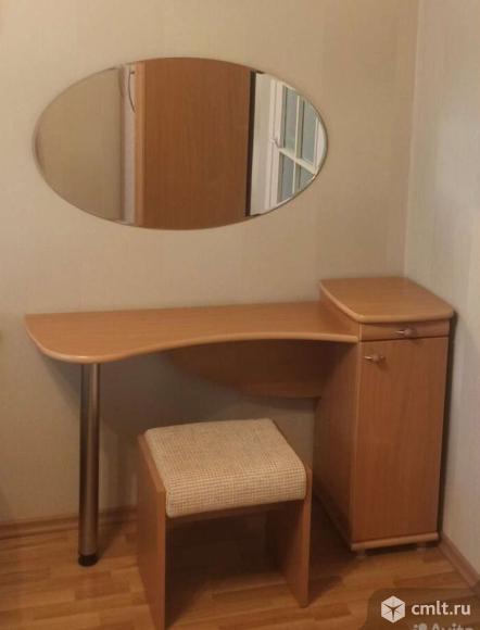 Туалетный столик с зеркалом и пуфиком. Фото 1.