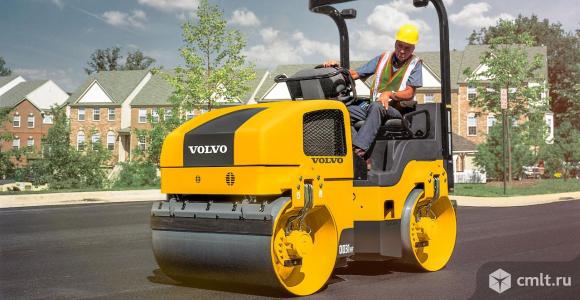 Машинист земляного виброкатка. Фото 1.