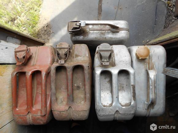 Канистры для топлива. Фото 1.