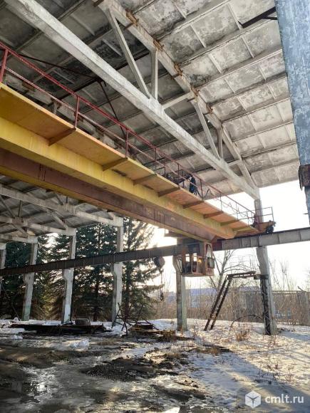 Кран мостовой опорный 5 тн. Находится в помещении, ширина которого 23,8 м, длина 80 м. Кран продаётся вместе с подкрановыми путями.