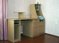 Стол компьютерный с тумбой и полочкой в Воронеже продаётся.