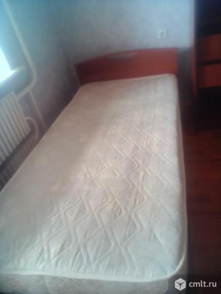 Продается полутороспальная кровать с матрацем ,коричневого цвета ,изголовье в виде дуги. Фото 1.