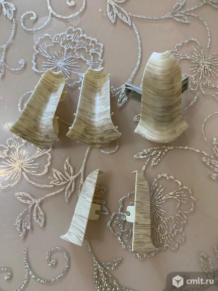 Комплектующие к плинтусу, пластик. Фото 1.