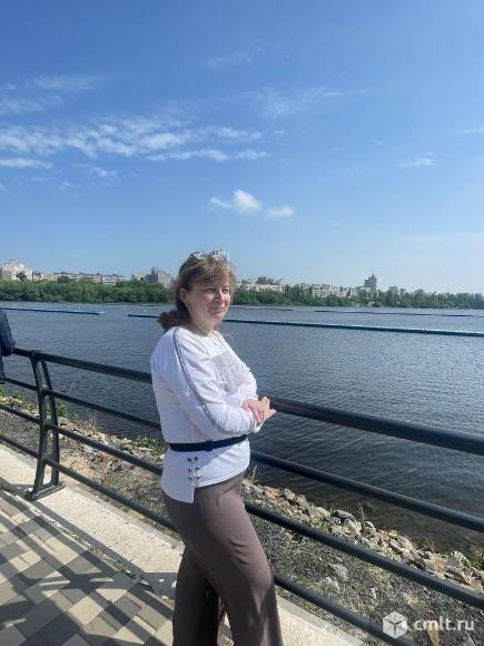 Специалист по выкладке товара в торговом зале. Фото 1.