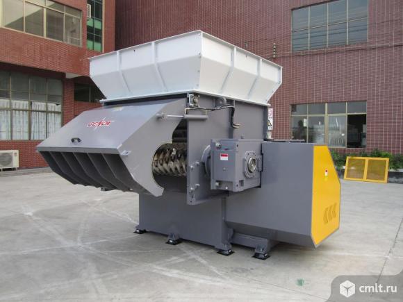 Завод по переработке полимеров. Фото 1.