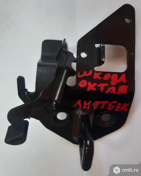 1Z0827511C замок багажника Октавия А5. Фото 1.