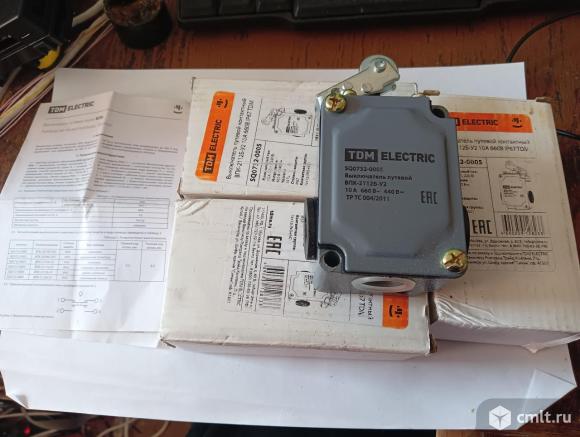 Выключатель путевой контактный TDM Electric ВПК-2112Б-У2(рычаг с роликом). Фото 1.