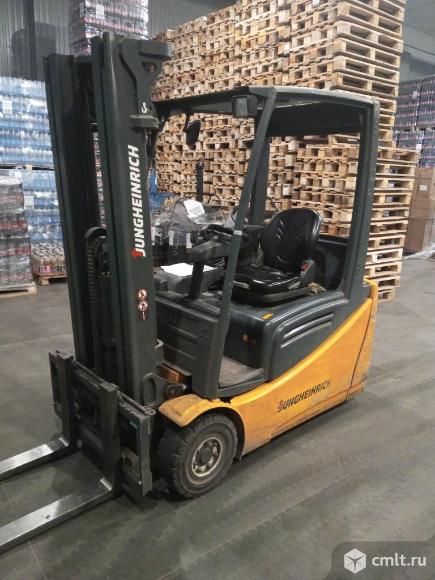 Водитель погрузчика. Фото 1.