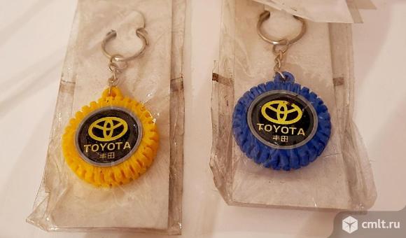 Брелок Toyota новый. жёлтый и синий. цена указана за штуку. Фото 1.