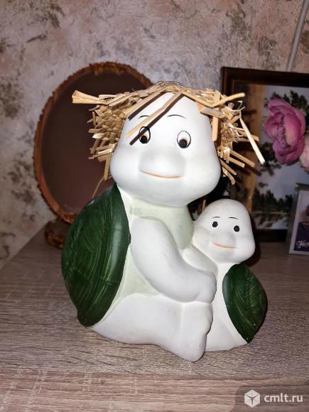 Копилка большая Черепаха мама в соломенной шляпе с малышом. Многоразовая. Фото 1.