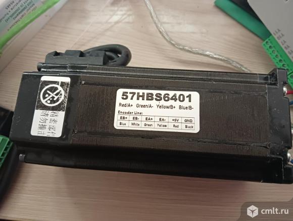 Шаговый электродвигатель с встроенным энкодером 57HBS6401. Фото 1.