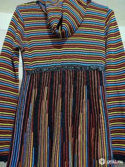 Женское платье-туника тонкой вязки разноцветное. Фото 1.