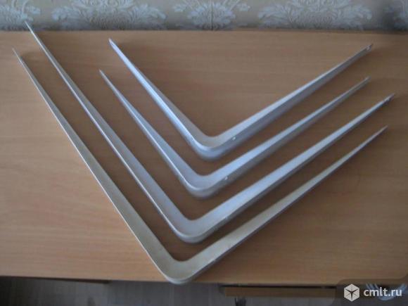 Четыре кронштейна угловых с ребром. Фото 1.