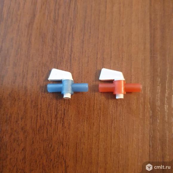 Мини краник пластмассовый для полива. Фото 1.