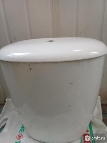 Туалетный бочек с крышкой. Фото 1.