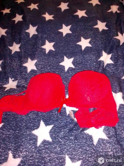 Красный женский лифчик. Фото 1.