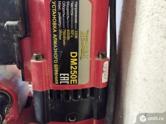 Продаю буровую алмазную установку+7 коронок диаметр 100,50 и25 мм. Фото 1.