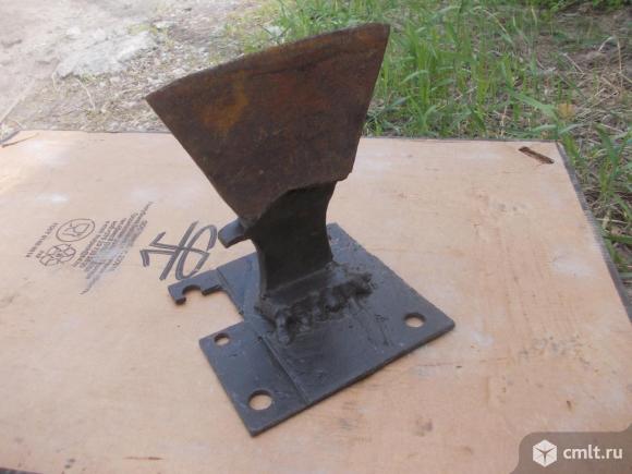 Топор рубить щепки для печи. Фото 1.