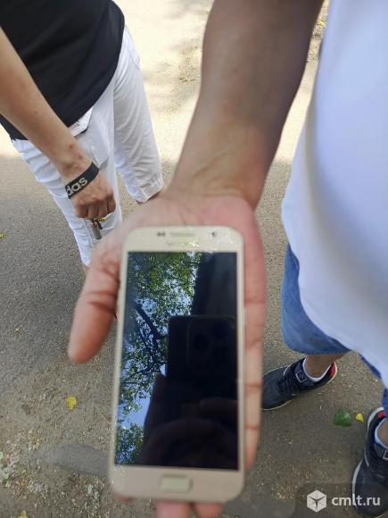 Смартфон Samsung Galaxy S7. Фото 1.