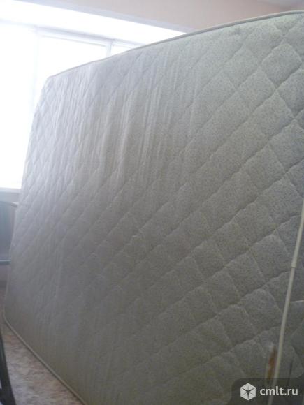 Матрас 165х200 см, б/у, есть незначительные повреждения. Фото 1.