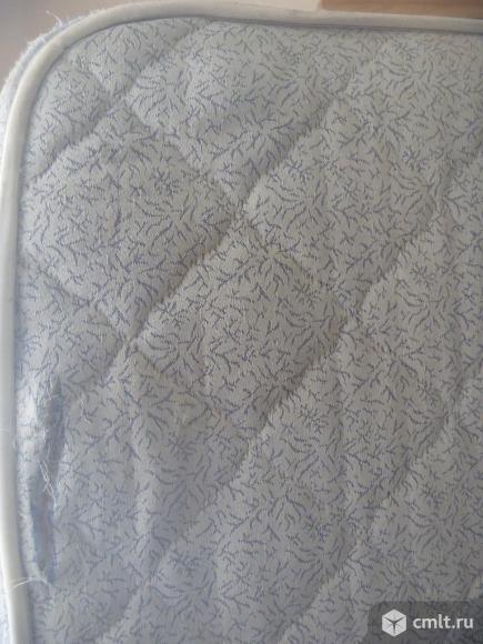 Матрас 165х200 см, б/у, есть незначительные повреждения. Фото 3.