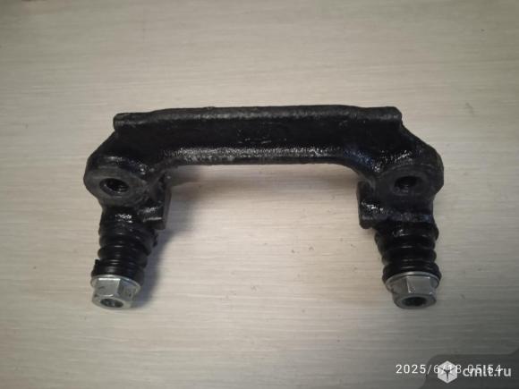 Скоба тормозного суппорта форд фокус 1. Фото 1.