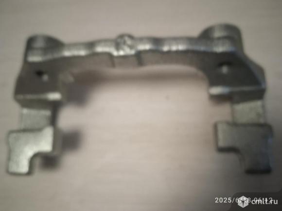 Скоба тормозного суппорта форд фокус 2 левая, правая. Фото 1.