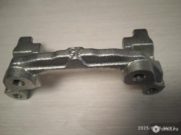 Скоба тормозного суппорта форд фокус 2 левая, правая. Фото 2.